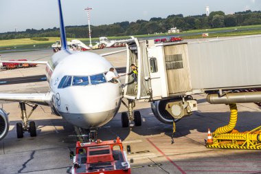 Uçak modern Terminal 2 Hamburg kapısında