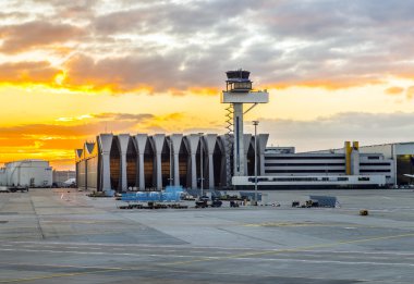 Havaalanı Frankfurt ve Terminal 2'günbatımı