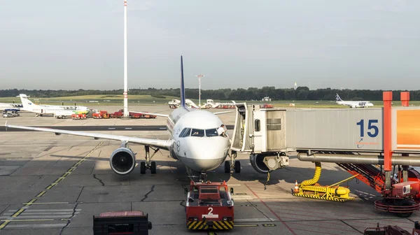 Vliegtuigen bij de gate in de moderne Terminal 2 in Hamburg — Stockfoto