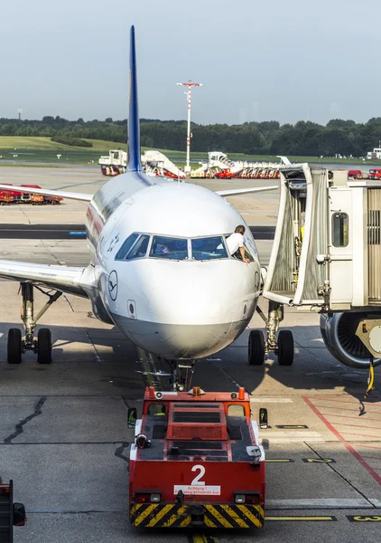 ハンブルクの近代的なターミナル 2 のゲートで航空機 — ストック写真