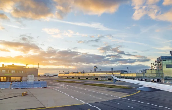 Flygplats Frankfurt och Terminal 2 i solnedgången — Stockfoto