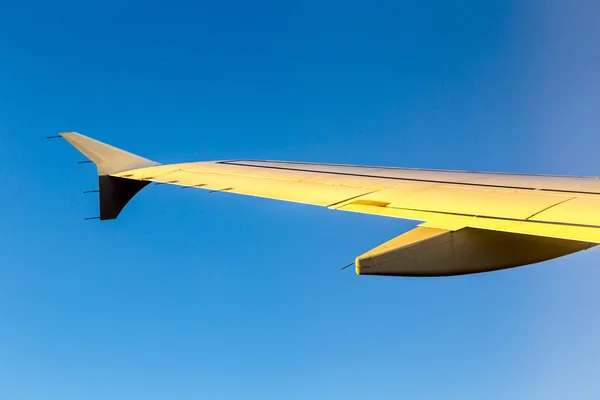 Airplane Wing in sky — Stock Photo, Image