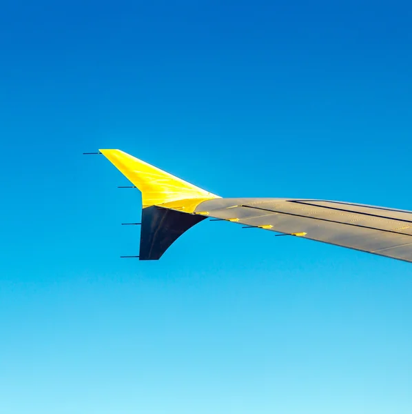 Крыло самолета в небе — стоковое фото