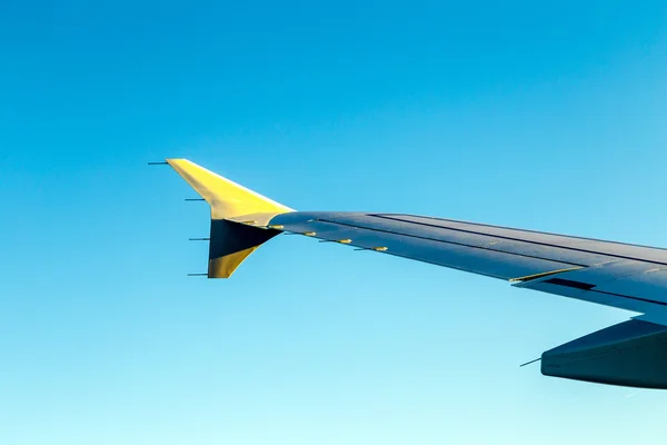 Airplane Wing in sky — Stock Photo, Image