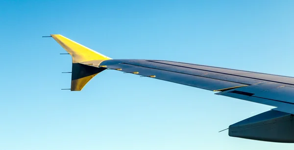Airplane Wing in sky — Stock Photo, Image