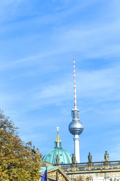 The Fernsehturm (TV Tower) em Berlim, Alemanha — Fotografia de Stock