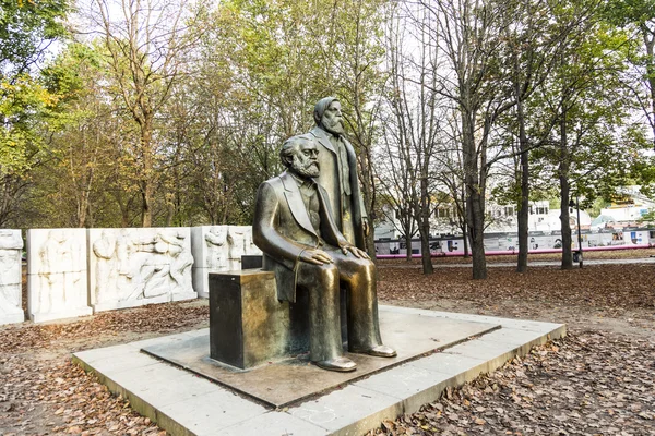 Marx-Engels-Monumento na Alemanha Berlim — Fotografia de Stock