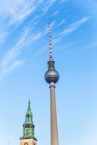 Fernsegtower alex in berlin mit st. marys kirche — Stockfoto