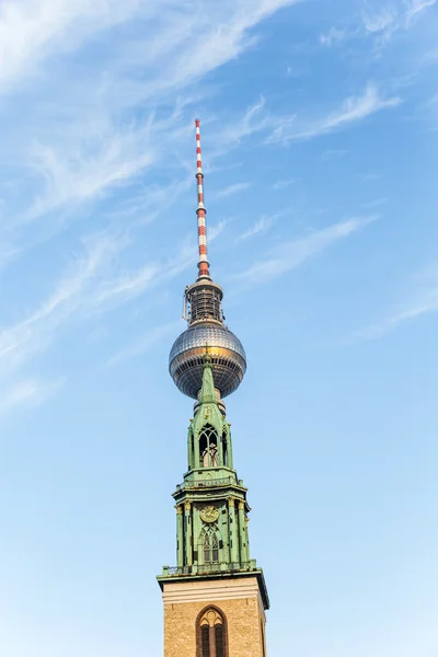 Fernsegtower alex in berlin mit st. marys kirche — Stockfoto