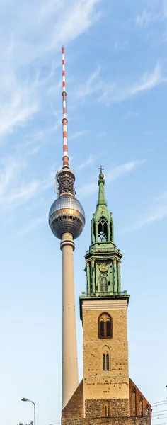Fernsegtower alex in berlin mit st. marys kirche — Stockfoto