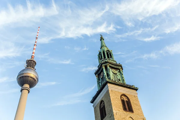 Fernsegtower Alex 在柏林与圣玛丽教堂 — 图库照片