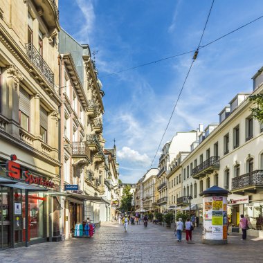 insanlar Baden-Baden eski kasaba alışveriş
