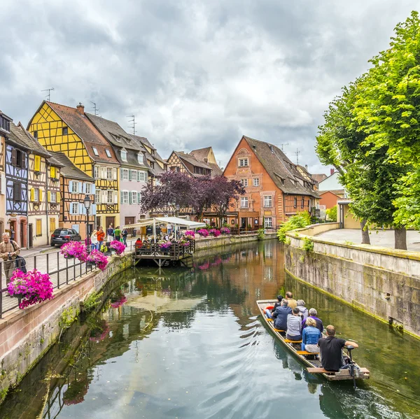 Människor besöker Lilla Venedig i Colmar, France — Stockfoto