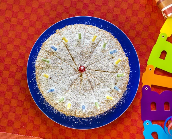 Heerlijke verjaardag cupcake op tafel met kaarsen — Stockfoto