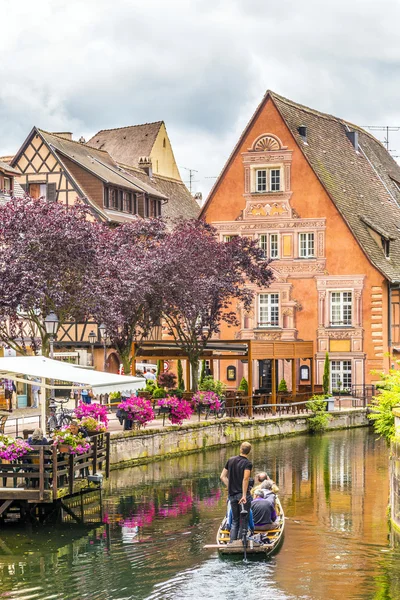 Människor besöker Lilla Venedig i Colmar, France — Stockfoto