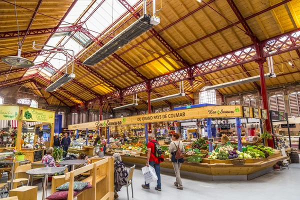 People shop in the old market hall i — Stock Photo, Image