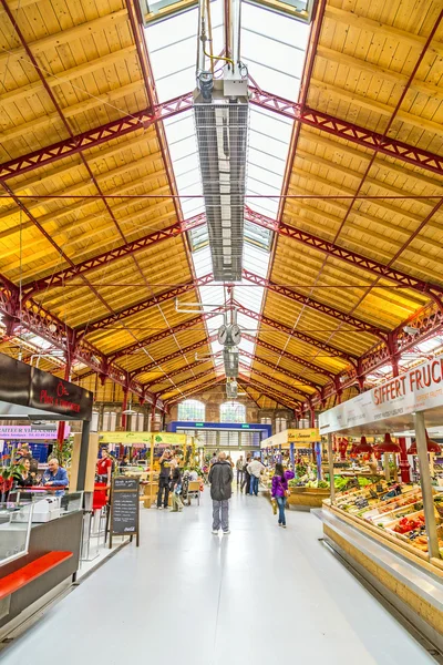 As pessoas fazem compras no antigo salão de mercado i — Fotografia de Stock