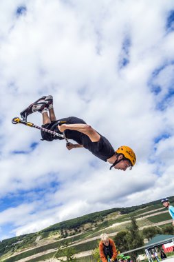 Teen küçük motosiklet ile bir rampa atlar ve bir salto gerçekleştirir