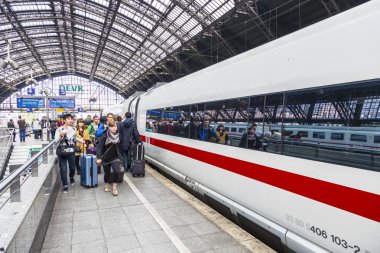 insanlar şehir içi tren için acele et.