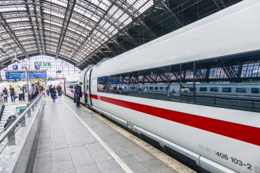 insanlar şehir içi tren için acele et.