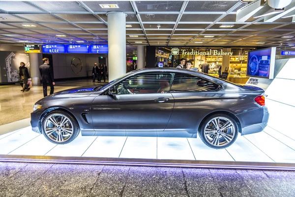 Foto van zwarte Bmw serie i4 innovatie auto — Stockfoto