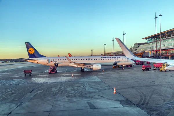 ターミナル 2 のゲートでルフトハンザ航空機 — ストック写真