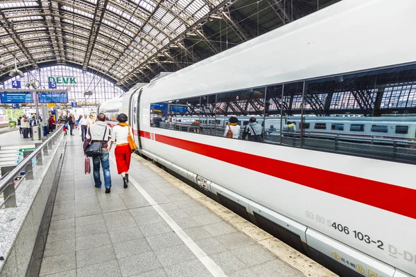 People hurry to the intercity train — Stock Photo, Image