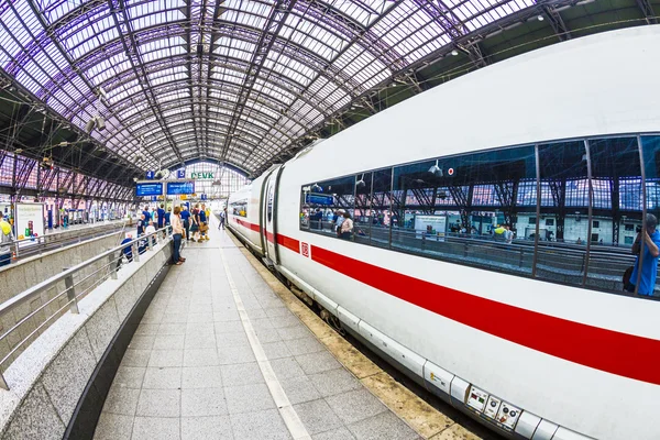 As pessoas se apressam para o trem interurbano — Fotografia de Stock