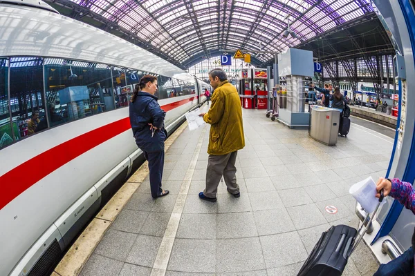 People hurry to the intercity train — Stock Photo, Image