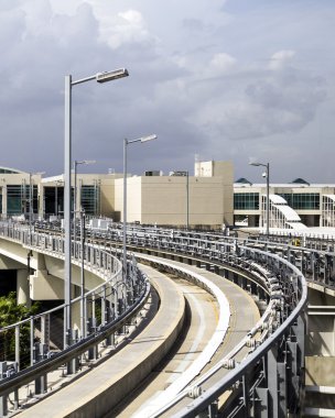 Miami Uluslararası Havaalanı'nda gökyüzü tren