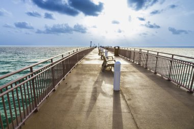 Sunny Isles beach iskelesinden günbatımı 