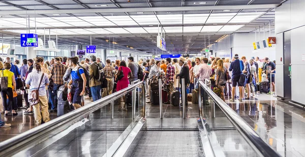 Passengers at the departure hall in the airport — Stock Photo, Image