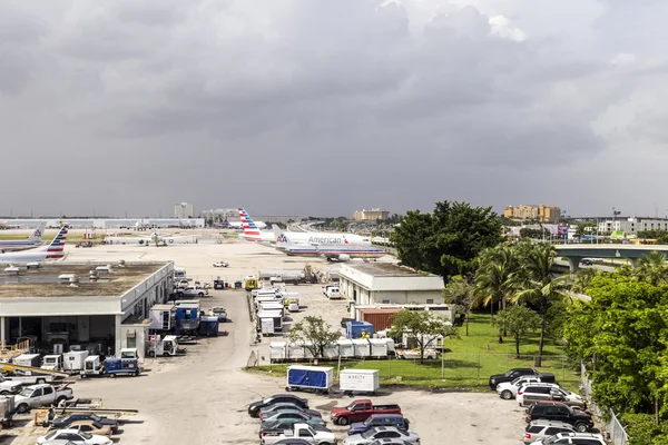 Amerikaanse luchtvaartmaatschappijen vliegtuigen in Miami Airport — Stockfoto