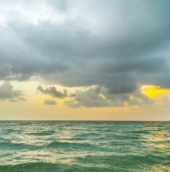 Κύματα της θάλασσας στο Μαϊάμι witzh συννεφιασμένο ουρανό — Φωτογραφία Αρχείου