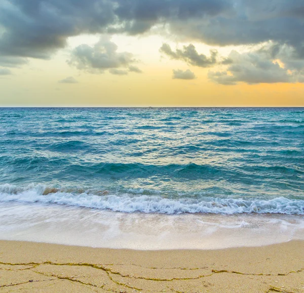 Fal morskich w Miami witzh pochmurnego nieba — Zdjęcie stockowe