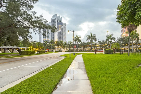 Tôt le matin vue sur la rue à Sunny Isles Beach — Photo