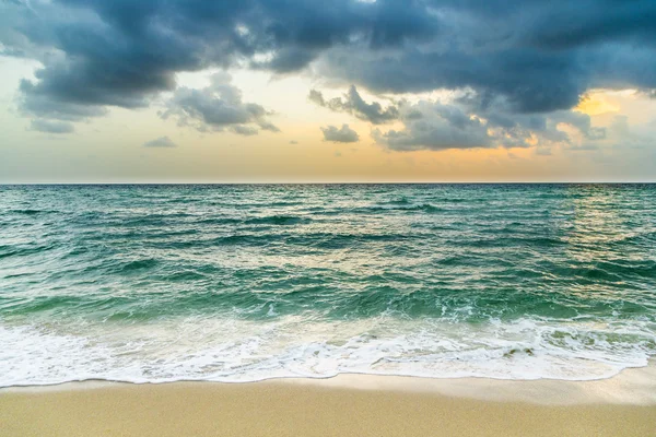 마이애미 witzh 흐린 하늘에서 바다 파도 — 스톡 사진