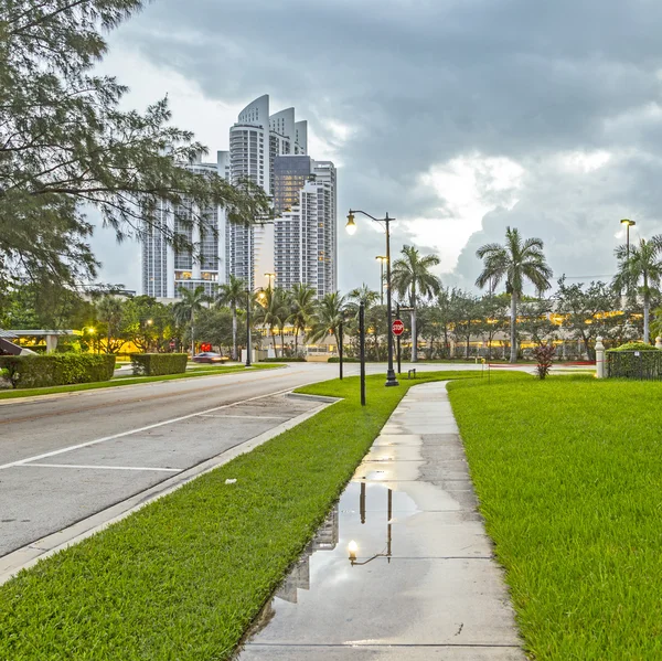 Tôt le matin vue sur la rue à Sunny Isles Beach — Photo