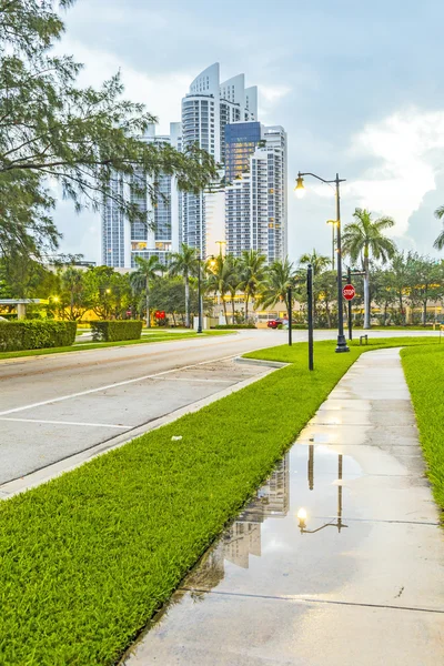 Tôt le matin vue sur la rue à Sunny Isles Beach — Photo