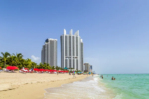 Människor njuta av Jade beach — Stockfoto