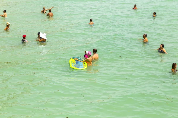 Ludzie się na plaży Jade — Zdjęcie stockowe