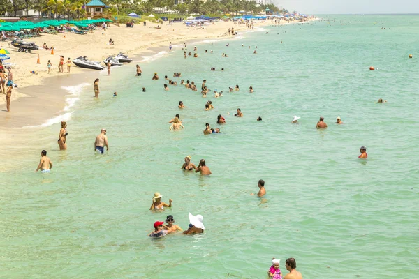 Persone godono la spiaggia di giada — Foto Stock