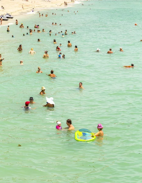 Menschen genießen den Jadestrand — Stockfoto