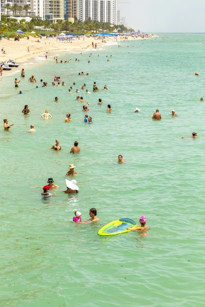 Mensen genieten van het Jade strand — Stockfoto