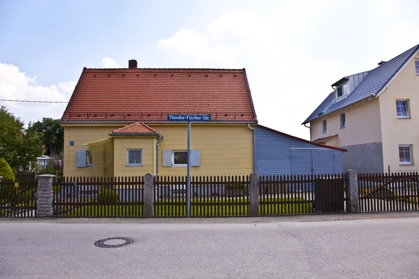 Lakótelepen egy kertvárosi utcában, München — Stock Fotó