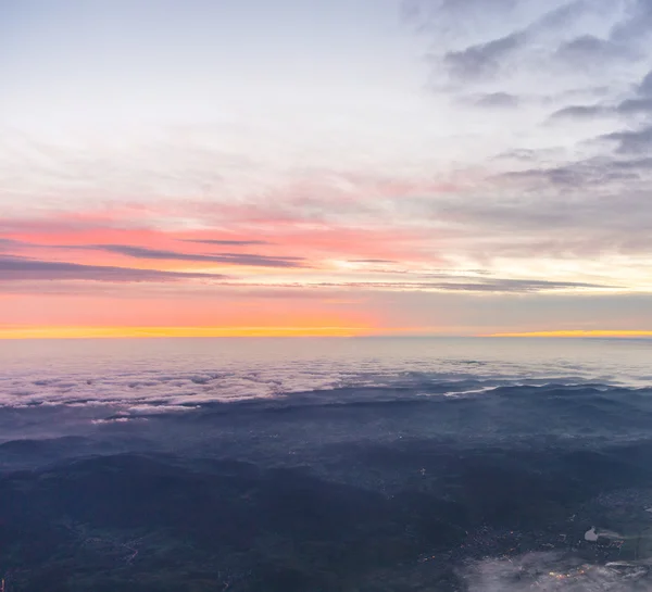 Spectaculaire zonsopgang boven de wolken — Stockfoto
