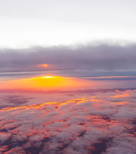 Espectacular amanecer sobre las nubes — Foto de Stock