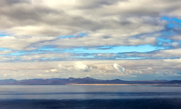 空中的群礁与云的火山 — 图库照片