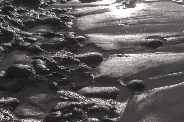 Praia de pedra de seixo na luz da manhã — Fotografia de Stock