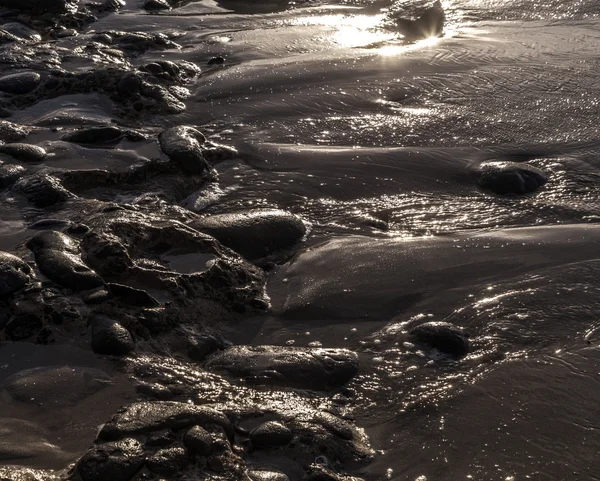 Plage de galets en pierre à la lumière du matin — Photo